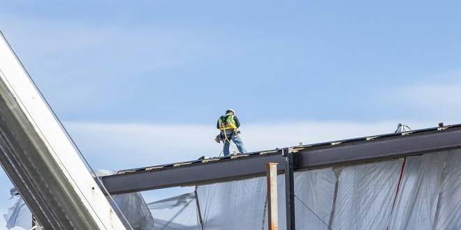 How Do Roofers Handle Extreme Weather Challenges?